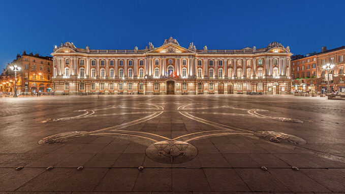 800px-Toulouse_Capitole_Night_Wikimedia_Commons.jpg